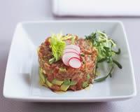 Tartare de thon aux avocats et aux radis