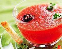 Gaspacho onctueux et billes de chèvre en verrine