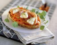 Bruschetta à la tomate, au jambon de parme et à la mozzarella