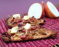 Tartines grillées à La vache qui rit, oignons, et lardons