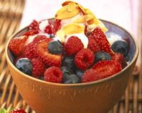 Salade de fruits rouges aux amandes et yaourt