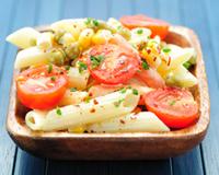 Salade de pâtes au maïs et aux tomates