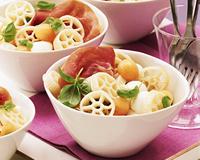 Salade de pâtes au melon, jambon et mozzarella