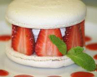 Macarons à l’amande fourrés aux fraises