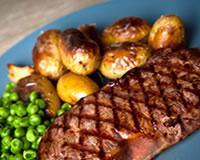 Steak grillé, potatoes et tomates de saison rôties