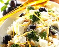 Salade de riz aux brocolis, chèvre et olives