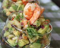 Salade d’avocats aux crevettes et aux pétoncles