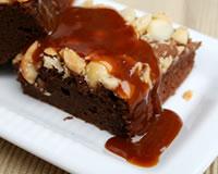 Brownies chocolat noir, noix de macadamia et topping caramel au beurre salé