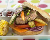 Hamburger au veau et légumes grillés