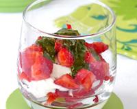 Fraises à la burrata et pesto de basilic sucré