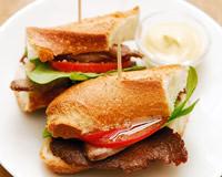 Sandwich au rôti de boeuf, tomate, et roquette