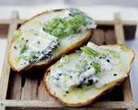 Pommes de terre au roquefort et aux oignons nouveaux