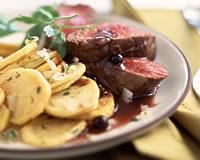 Pavé de bison et pommes sautées, sauce au cassis