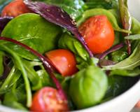 Salade aux pousses d'épinards et aux tomates