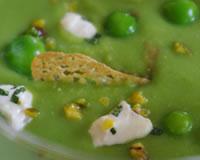 Soupe glacée verte aux fèves, petits pois et pistaches