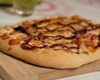 Pizza au poulet, bacon et sauce barbecue