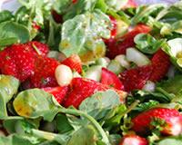 Salade de fraises, roquette et noix de macadamia