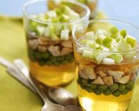 Verrine de lapin en gelée de pomme verte et petits pois frais