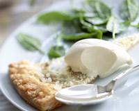 Galette craquante au caillé de chèvre, crème glacée aux herbes