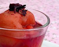 Poires pochées au sirop de fleurs d'hibiscus et gingembre