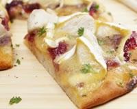 Pizza au poulet, brie et cranberry