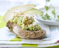 Tartines de poires au beurre d'avocat roquefort