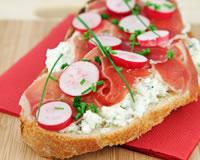 Tartines au fromage frais et jambon cru