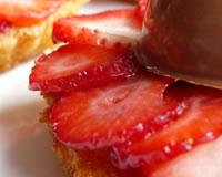 Tarte aux fraises et son dôme au chocolat