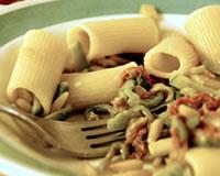 Tortiglioni aux fleurs de courgettes, prosciutto et pignons