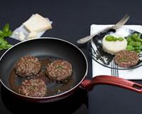 Steak haché au basilic, parmesan et sauce au vinaigre balsamique