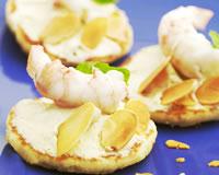 Blinis de langoustines, fromage fouetté et croquant d'amandes