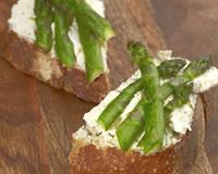 Tartines d'asperges vertes