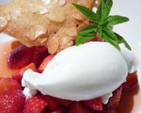 Salade de fraises à la verveine, glace au yaourt de brebis et tuile aux amandes