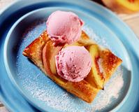 Tarte fine aux pêches, glace à la fraise