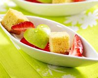 Brochettes de quatre-quarts et fruits frais