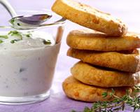 Sablés à l'Emmental et fleurs de thym, sauce fromage blanc à l'ail des ours