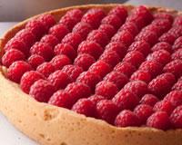 Tartelettes aux framboises sur lit de crème vanille et de pâte pistache