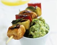 Brochettes de saumon aux légumes et guacamole