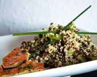 Filets de rougets marinés, sauce aux fruits exotiques, salade de quinoa
