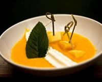 Sucettes de pomme d’amour, soupe de mangue et mousse coco