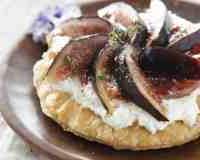 Tarte fine au chèvre et aux figues fraîches à la confiture de figues violettes