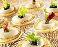 Fromage blanc en faisselle et anchoïade sur lit de blinis