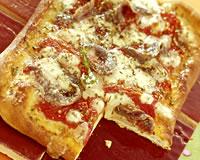 Pizza à la mozzarella et aux anchois