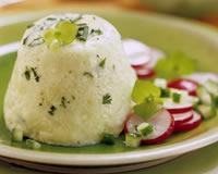 Timbale de concombre aux herbes et radis en salade