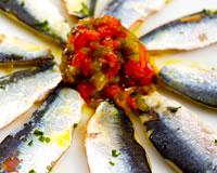 Eventail de sardines confites au gros sel de Bayonne et aux piments doux du pays basque