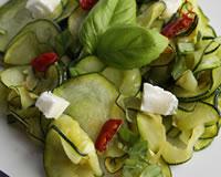 Salade de courgettes au basilic, piment et citron