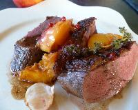 Magret de canard aux nectarines et aux baies roses