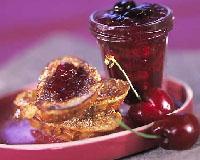 Confiture de cerises et pain perdu brioché au sucre vanillé