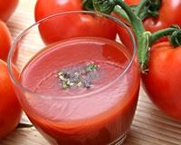 Cocktail de jus de tomates et avocats