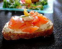 Bruschette au saumon fumé, fromage frais et mâche